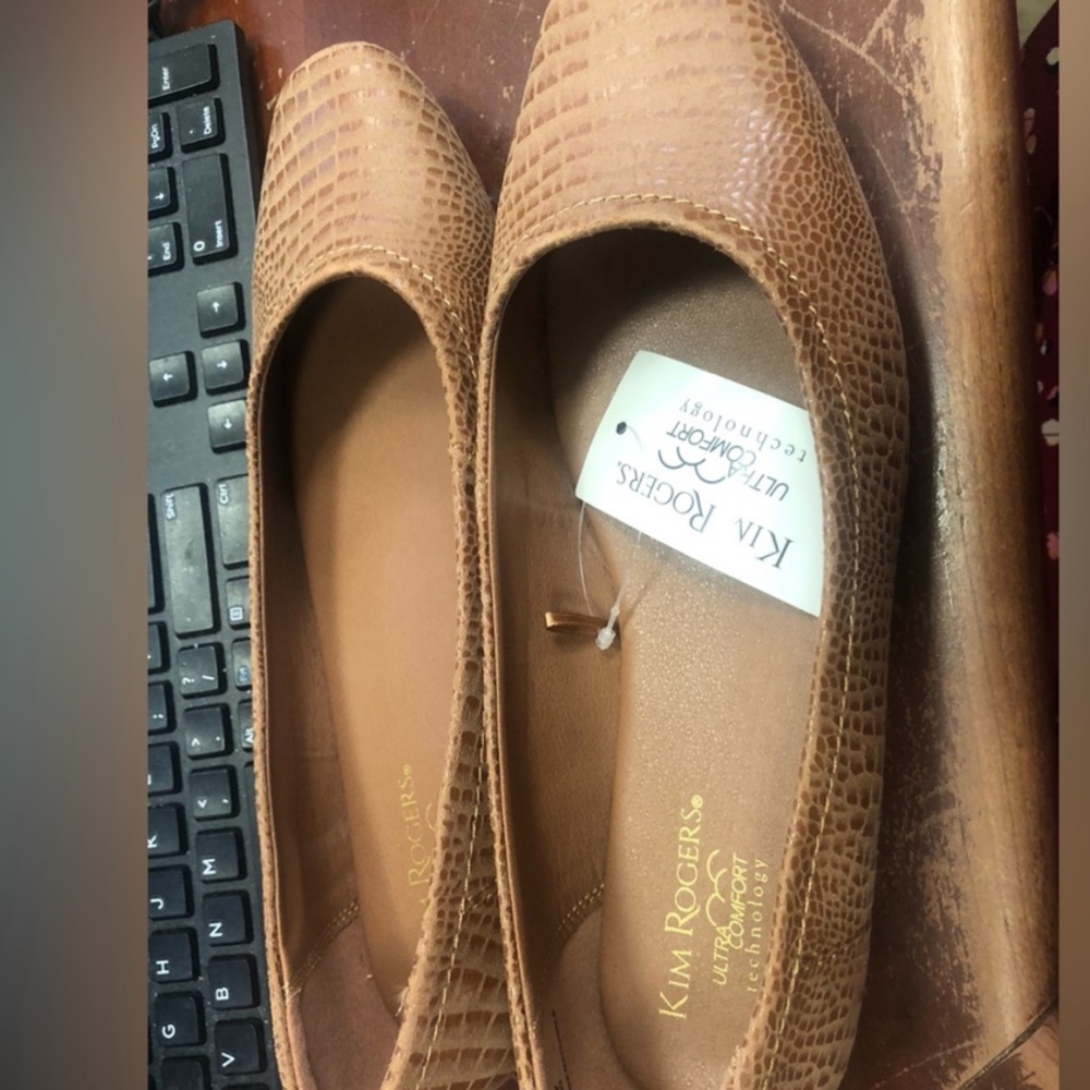 NWT  Kim Rogers Women's Tan Flats  
Size 10W - Picture 5 of 8